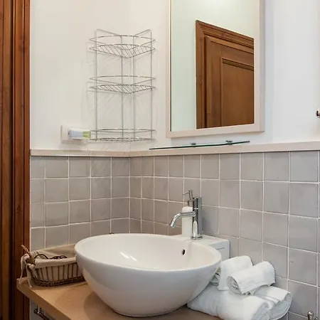 A Window On Pantheon Apartment *