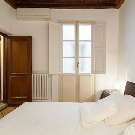 A Window On Pantheon Apartment