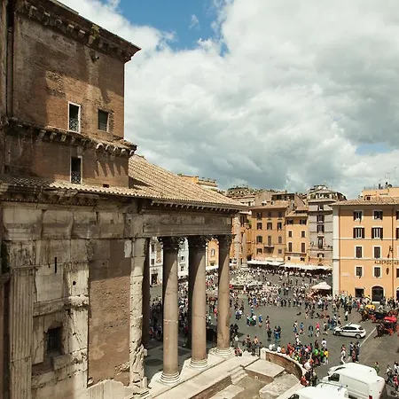A Window On Pantheon Apartment