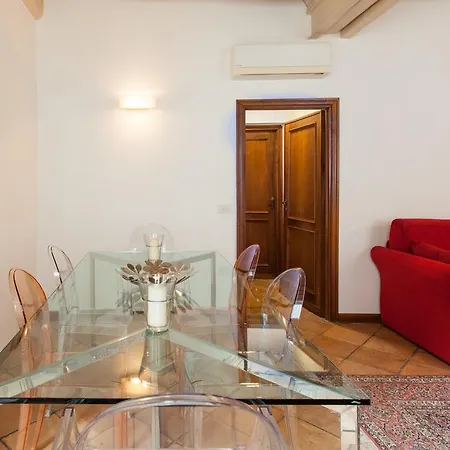 A Window On Pantheon Apartment *